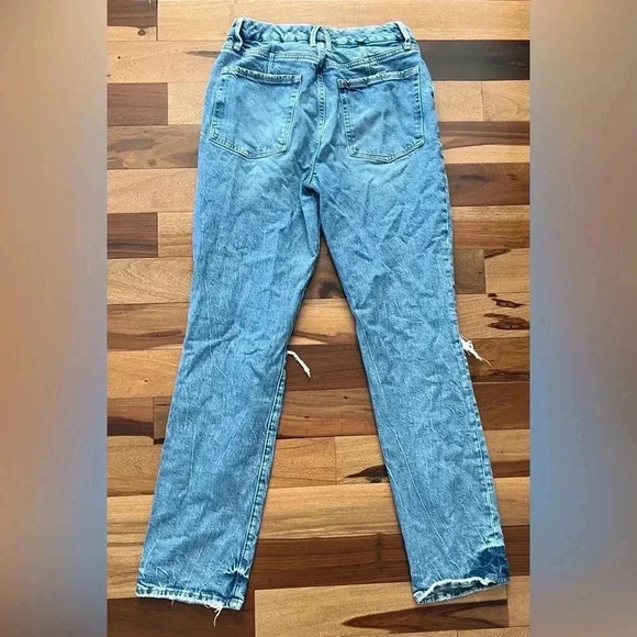 GOOD AMERICAN | women’s high rise distressed jeans. Size: 6/28 - Picture 3 of 15